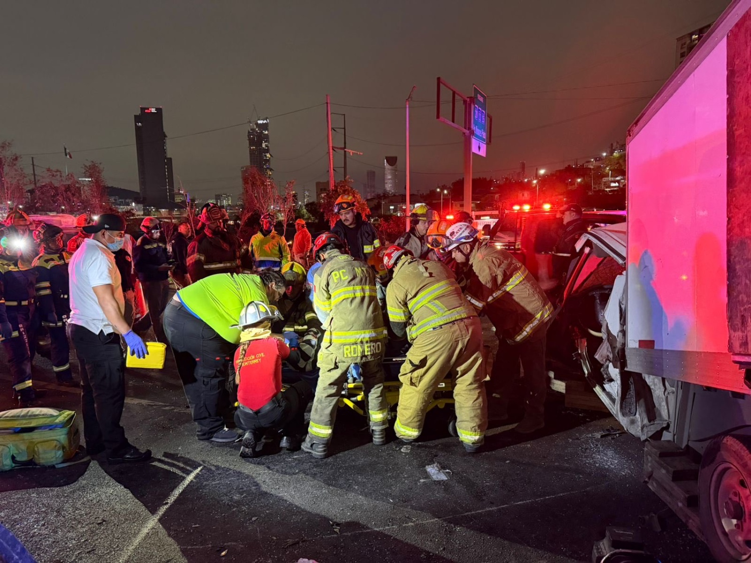 Aparatoso Choque Deja Joven Atrapado y Gravemente Lesionado en Gonzalitos, Monterrey