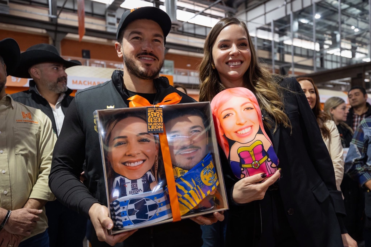 ¡Navidad y Talento Local! Samuel García y Mariana Rodríguez Inauguran Mercado Hecho en Nuevo León